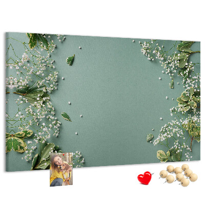 Kork-Pinnwand mit Blumenmuster auf grünem Hintergrund