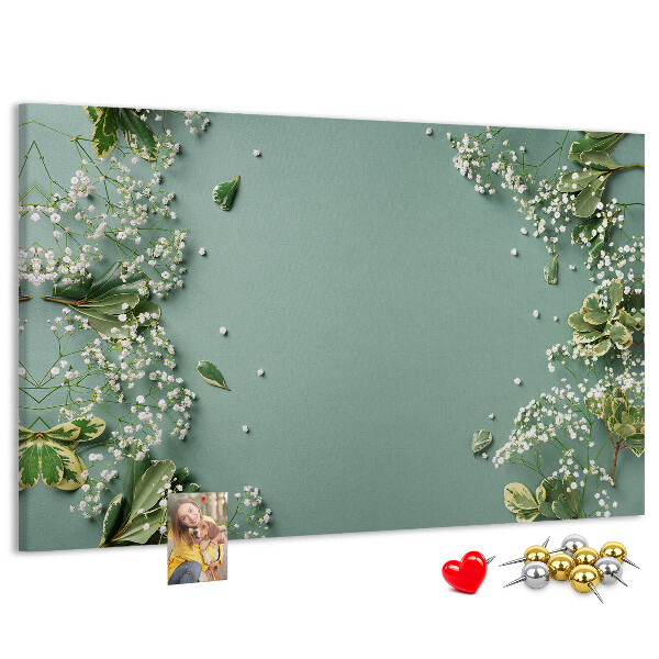 Kork-Pinnwand mit Blumenmuster auf grünem Hintergrund