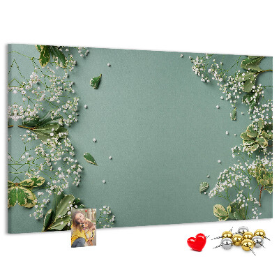 Kork-Pinnwand mit Blumenmuster auf grünem Hintergrund