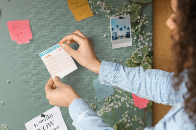 Kork-Pinnwand mit Blumenmuster auf grünem Hintergrund