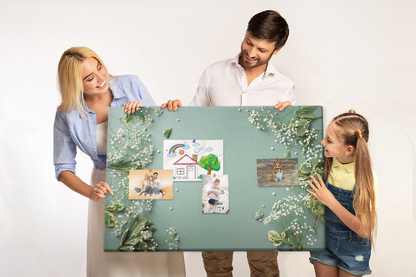 Kork-Pinnwand mit Blumenmuster auf grünem Hintergrund