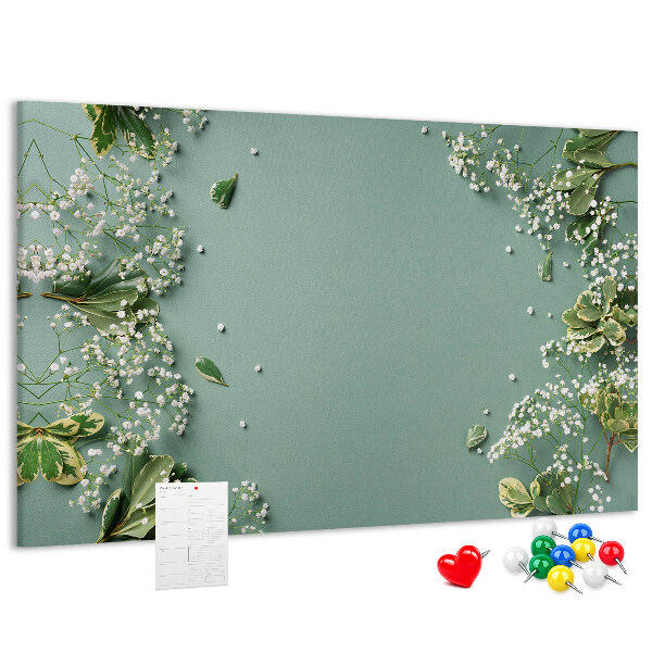 Kork-Pinnwand mit Blumenmuster auf grünem Hintergrund