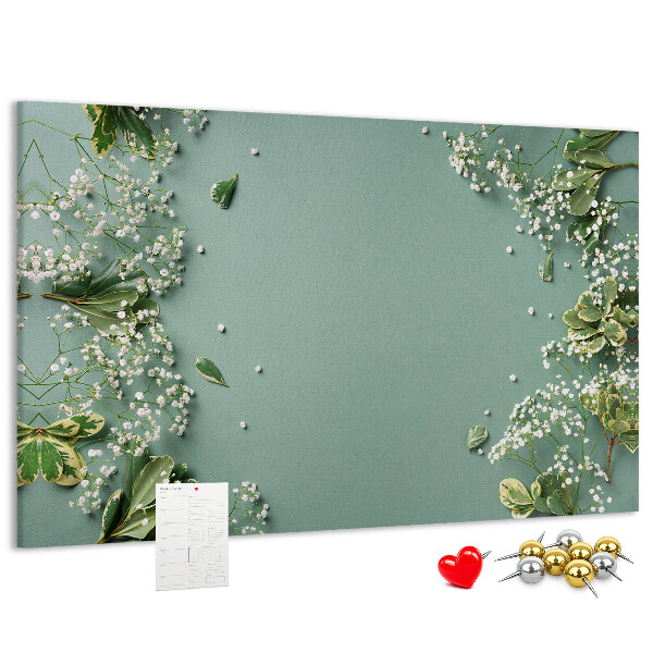 Kork-Pinnwand mit Blumenmuster auf grünem Hintergrund