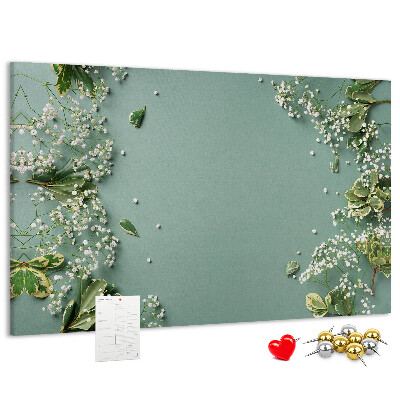 Kork-Pinnwand mit Blumenmuster auf grünem Hintergrund