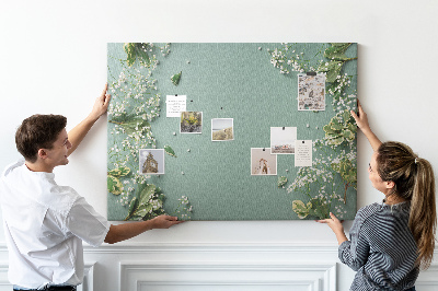 Kork-Pinnwand mit Blumenmuster auf grünem Hintergrund