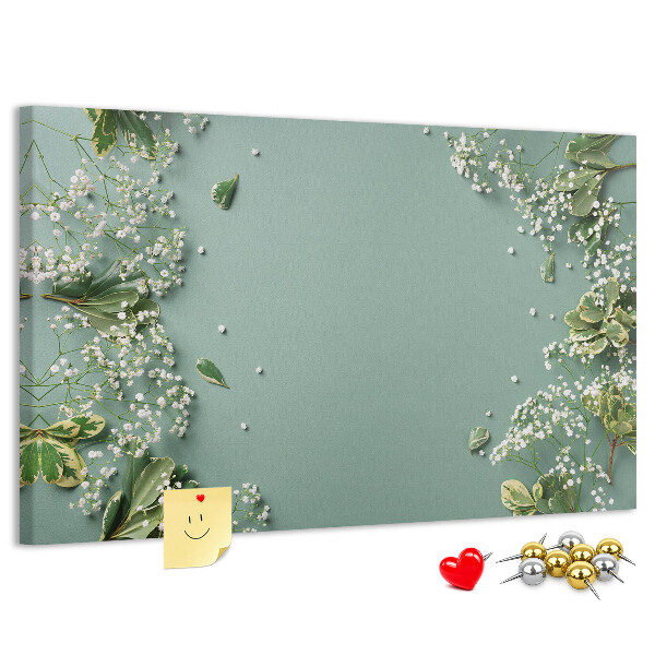 Kork-Pinnwand mit Blumenmuster auf grünem Hintergrund