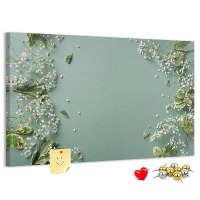 Kork-Pinnwand mit Blumenmuster auf grünem Hintergrund
