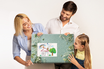 Kork-Pinnwand mit Blumenmuster auf grünem Hintergrund