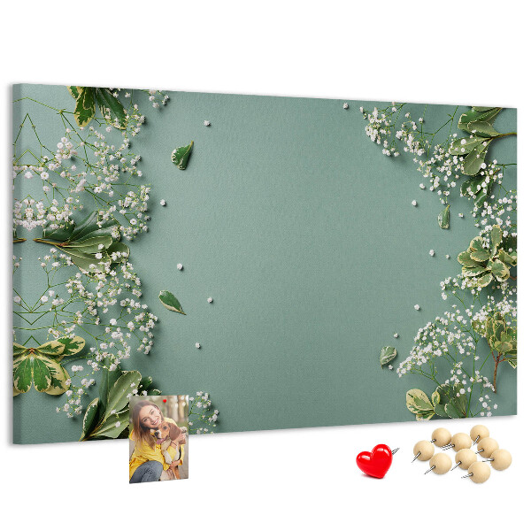 Kork-Pinnwand mit Blumenmuster auf grünem Hintergrund