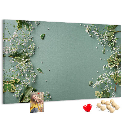 Kork-Pinnwand mit Blumenmuster auf grünem Hintergrund