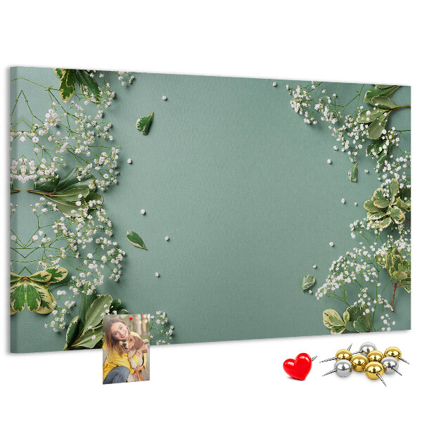 Kork-Pinnwand mit Blumenmuster auf grünem Hintergrund