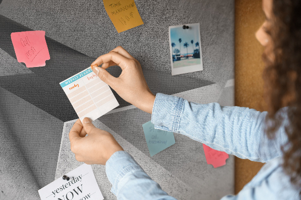 Bilder mit Korkrückwand geometrische Formen im minimalistischen Stil