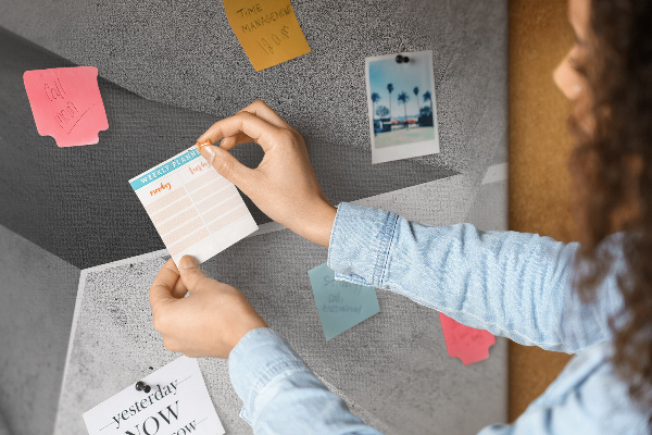 Bilder mit Korkrückwand geometrische Formen im minimalistischen Stil