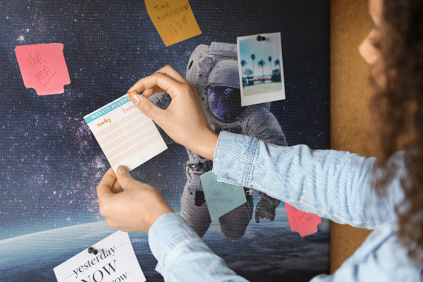 Korktafel mit Motiv Astronaut im Weltraum