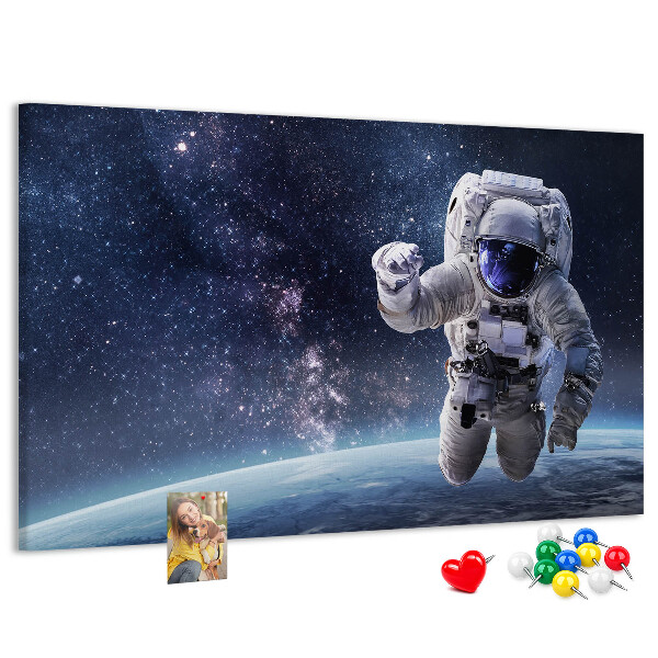 Korktafel mit Motiv Astronaut im Weltraum