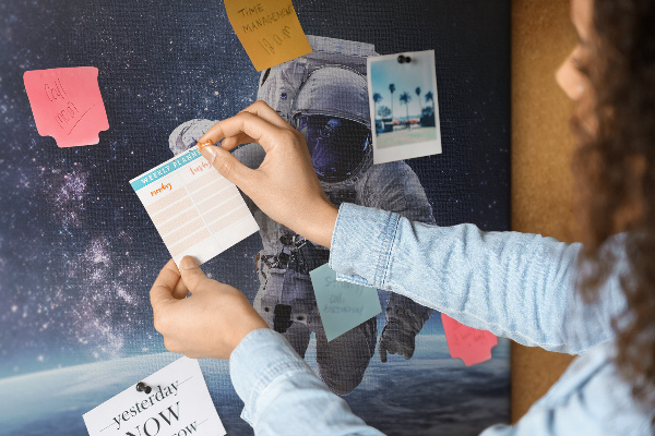 Korktafel mit Motiv Astronaut im Weltraum