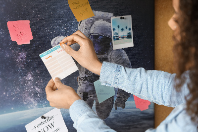 Korktafel mit Motiv Astronaut im Weltraum