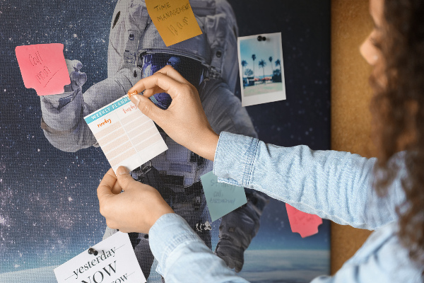 Korktafel mit Motiv Astronaut im Weltraum