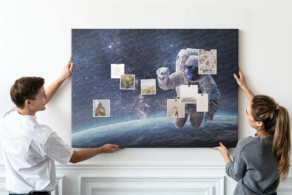 Korktafel mit Motiv Astronaut im Weltraum