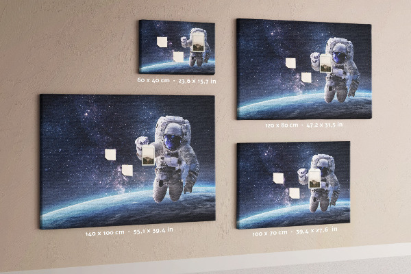 Korktafel mit Motiv Astronaut im Weltraum