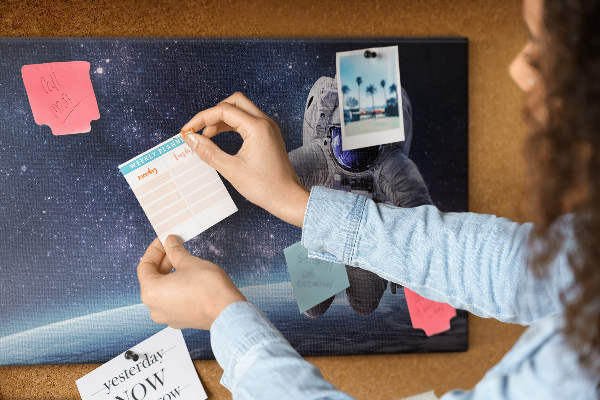 Korktafel mit Motiv Astronaut im Weltraum