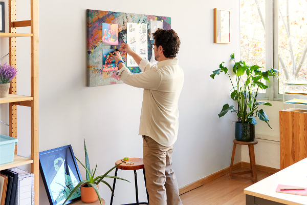 Wandbild mit Korkrückwand farbenfrohes Auge mit dynamischen Pinselstrichen