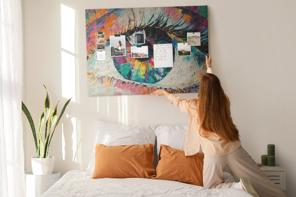 Wandbild mit Korkrückwand farbenfrohes Auge mit dynamischen Pinselstrichen