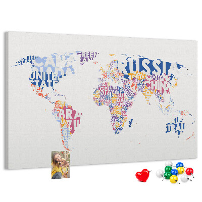 Korktafel mit Weltkarte und Ländernamen