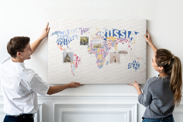 Korktafel mit Weltkarte und Ländernamen