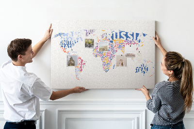 Korktafel mit Weltkarte und Ländernamen