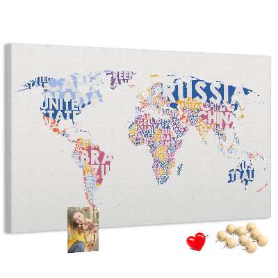 Korktafel mit Weltkarte und Ländernamen