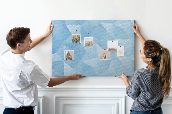Korkbild mit geometrischen blauen Dreiecken in verschiedenen Schattierungen