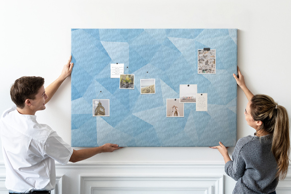 Korkbild mit geometrischen blauen Dreiecken in verschiedenen Schattierungen