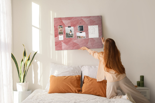 Bilder mit Korkrückwand mit geometrischen Mustern in Rosa- und Beigetönen
