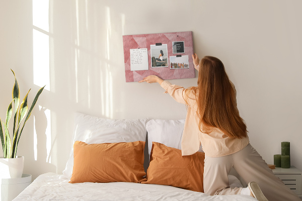 Bilder mit Korkrückwand mit geometrischen Mustern in Rosa- und Beigetönen