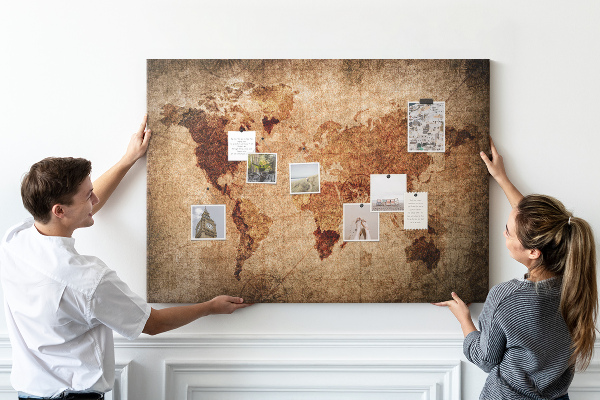 Weltkarte mit Korkrückwand antike Weltkarte in warmen Farbtönen