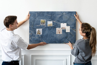 Korktafel in marineblauem Marmordesign mit hellen Adern