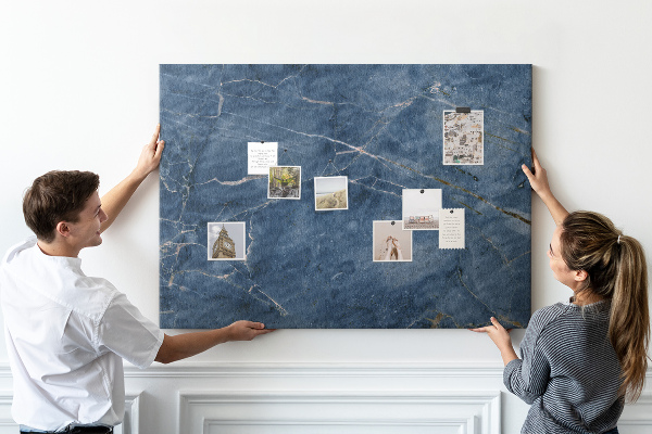 Korktafel in marineblauem Marmordesign mit hellen Adern