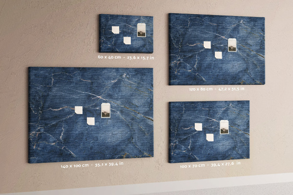 Korktafel in marineblauem Marmordesign mit hellen Adern