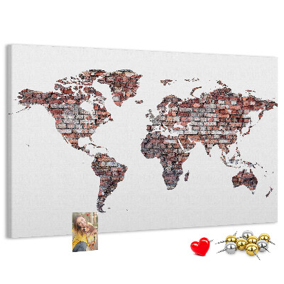 Korkbild die Welt vor dem Hintergrund einer Backsteinmauer