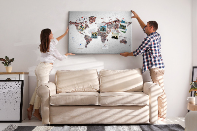 Korkbild die Welt vor dem Hintergrund einer Backsteinmauer