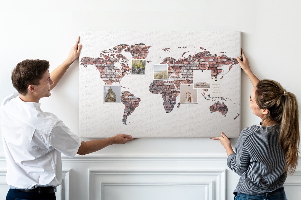 Korkbild die Welt vor dem Hintergrund einer Backsteinmauer