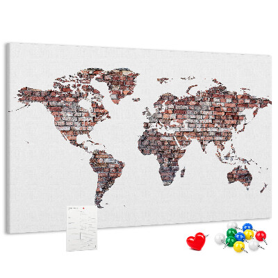 Korkbild die Welt vor dem Hintergrund einer Backsteinmauer