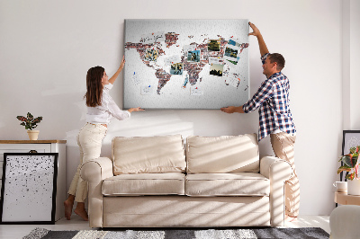 Korkbild die Welt vor dem Hintergrund einer Backsteinmauer