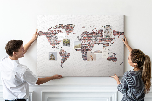 Korkbild die Welt vor dem Hintergrund einer Backsteinmauer