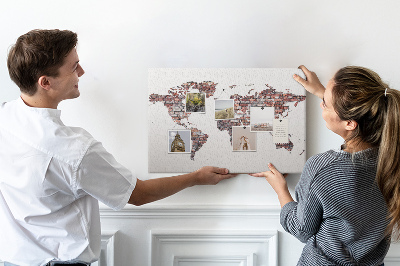 Korkbild die Welt vor dem Hintergrund einer Backsteinmauer