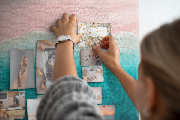 Bild mit Korkrückwand Meereswellen auf rosa Hintergrund