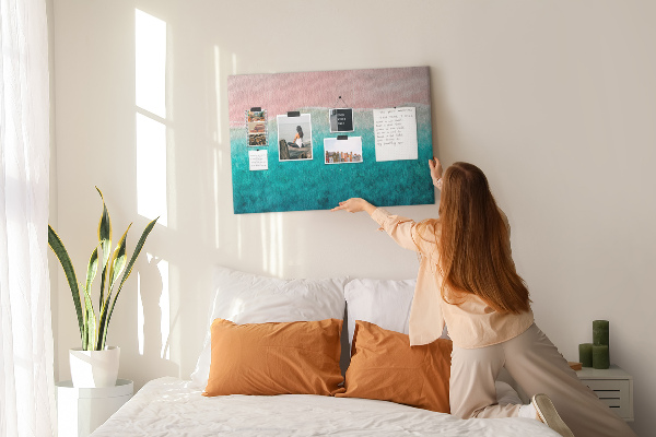 Bild mit Korkrückwand Meereswellen auf rosa Hintergrund