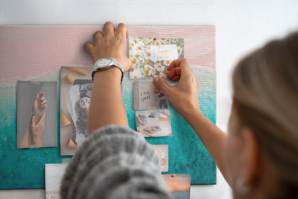 Bild mit Korkrückwand Meereswellen auf rosa Hintergrund