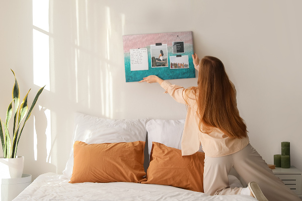 Bild mit Korkrückwand Meereswellen auf rosa Hintergrund